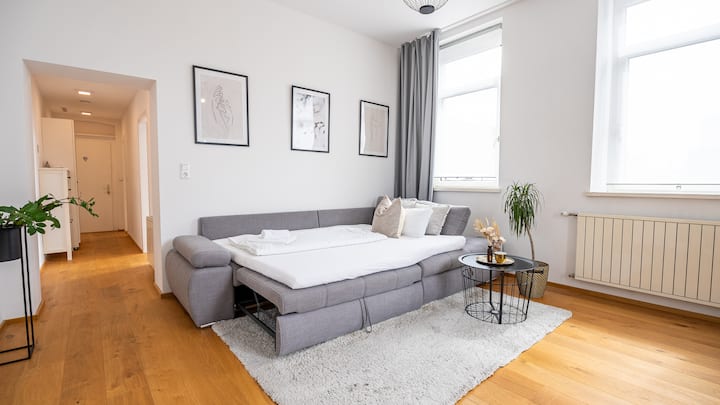 Dnevni boravak apartmana „Timeless Home” nudi moderan dizajn, udoban namještaj i toplu atmosferu – idealno za opuštanje nakon napornog dana u Bregenzu.