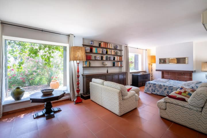 Segunda sala de estar con gran mesa de madera, 2 ventanas panorámicas y área de noche y aire acondicionado. 