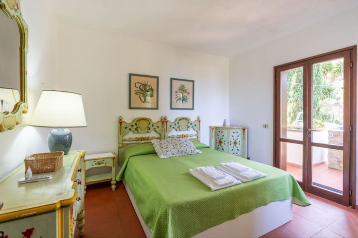 Precioso dormitorio en el piso superior con vistas al mar, aire acondicionado, acceso a la terraza y al baño adyacente.