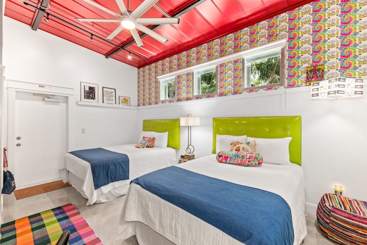 หัวเตียงควีนไซส์ดีไซน์เส้นด้ายเหล็กให้ความรู้สึกเหมือนเฟอร์นิเจอร์ดีไซเนอร์ที่มีความซับซ้อน พวกเขาสะท้อนให้เห็นถึงบรรยากาศที่สนุกสนานของรากเหง้าของออสตินเท็กซัสของพวกเขา