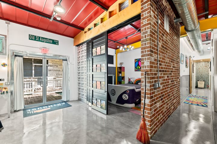 ประตูที่ทำในท้องถิ่นออกแบบมาเพื่อเปิดสำหรับแปลนที่เปิดโล่งและปิดสำหรับห้องนอนส่วนตัวที่ 3