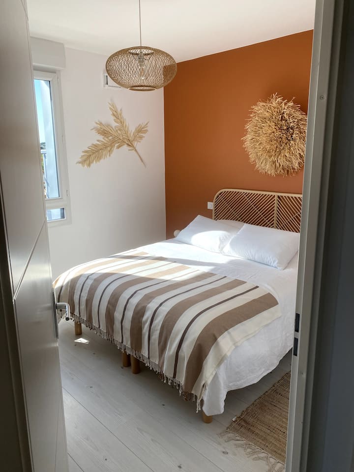 Room No. 2 – Queen-size bed (160 x 200) with desk / Cozy, fully equipped apartment with south-facing roof terrace and parking in Les Sables-d'Olonne