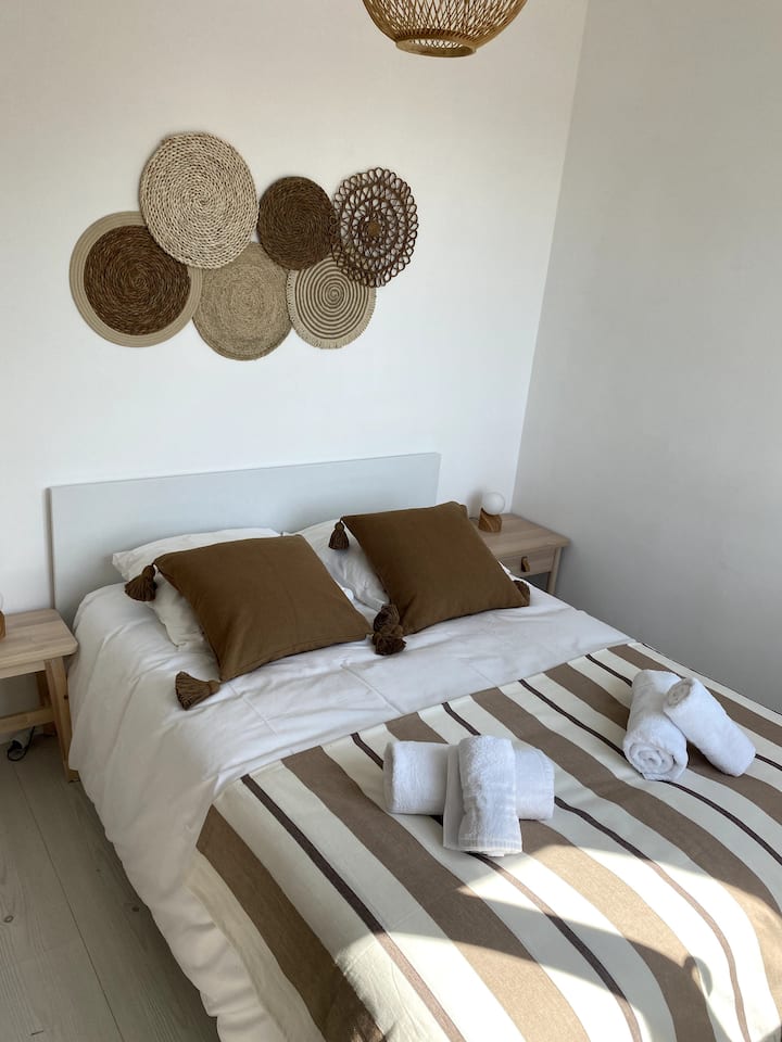 Room No. 2, double bed 140 x 200 / Cozy, fully equipped apartment with south-facing roof terrace and parking in Les Sables-d'Olonne