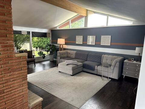 Entire Home MidCen Modern Open Concept