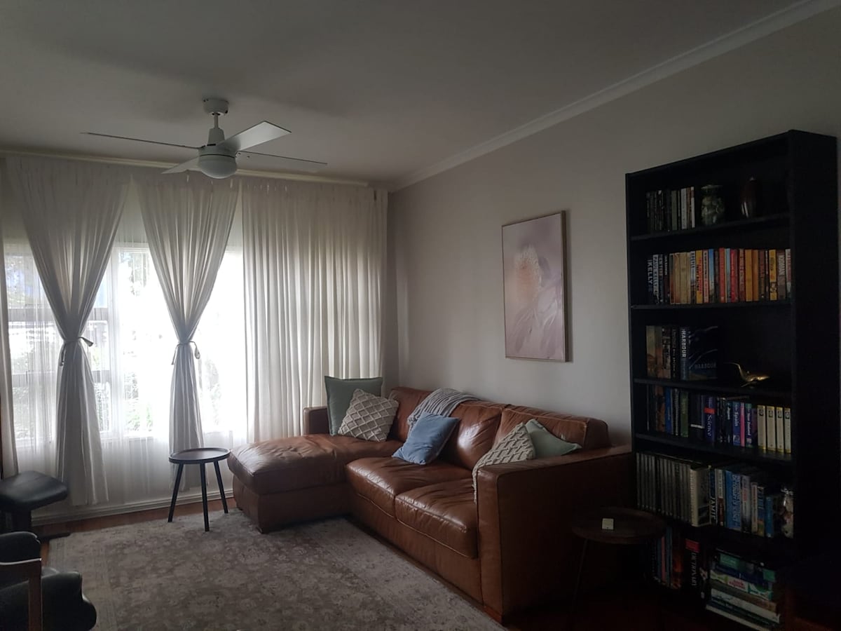 Successful Airbnb property: Cafe, Beach, Relax, Repeat in Cronulla