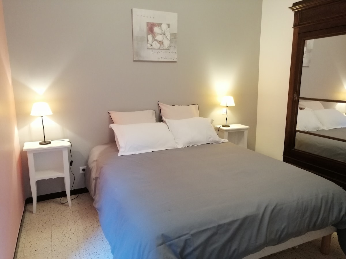 ห้องนอนพร้อมเตียง 160x200 หลัง