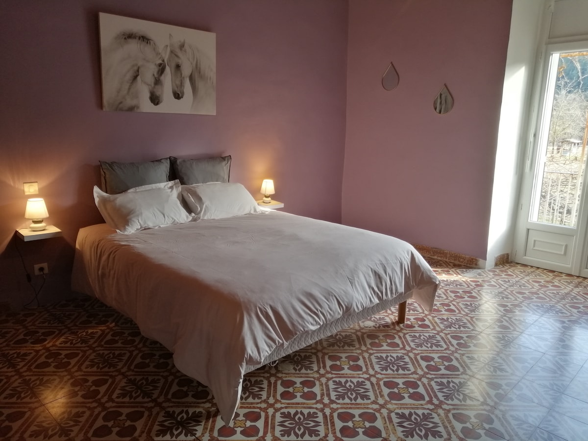 ห้องนอนพร้อมเตียงขนาด 160x200 และห้องน้ำหนึ่งห้องพร้อมที่อาบน้ำฝักบัวแบบวอล์คอิน 