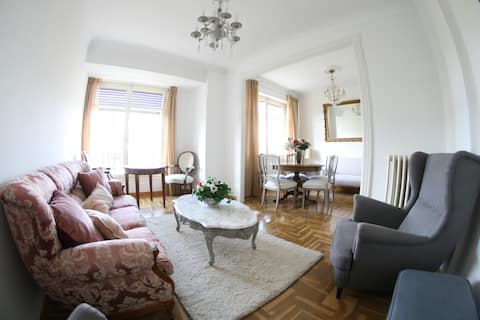 Anuncio de Airbnb popular: Large apartment for 6 people facing the Espolón, 300 meters from the cathedral. en Castilla Y León