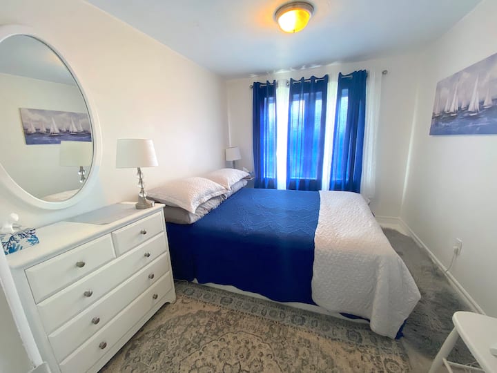 Bedroom with double bed / Chambre lit double