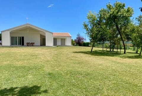 Large and bright house with garden