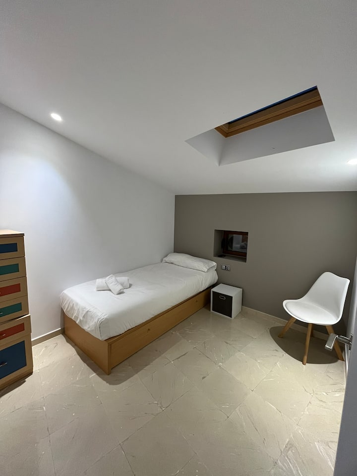 Izba s jednou posteľou a druhou pod ňou, vhodná pre dve osoby