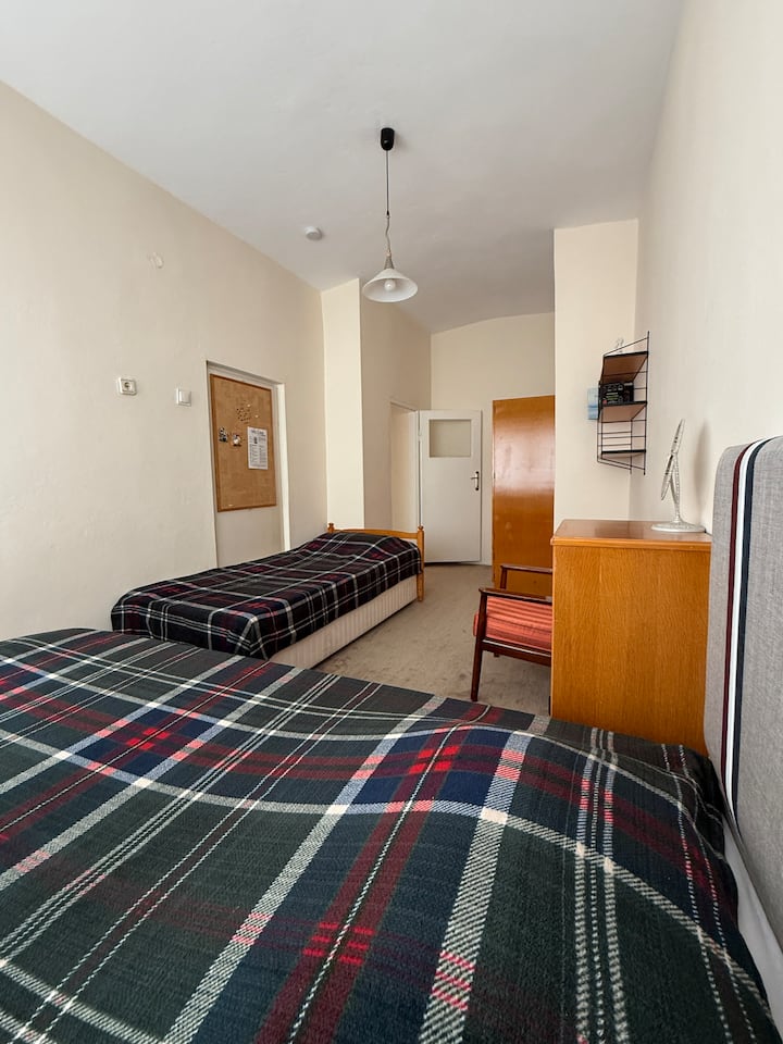 El tercer dormitorio del apartamento también es el segundo dormitorio de la planta superior. Cuenta con dos camas individuales con mucha luz solar.