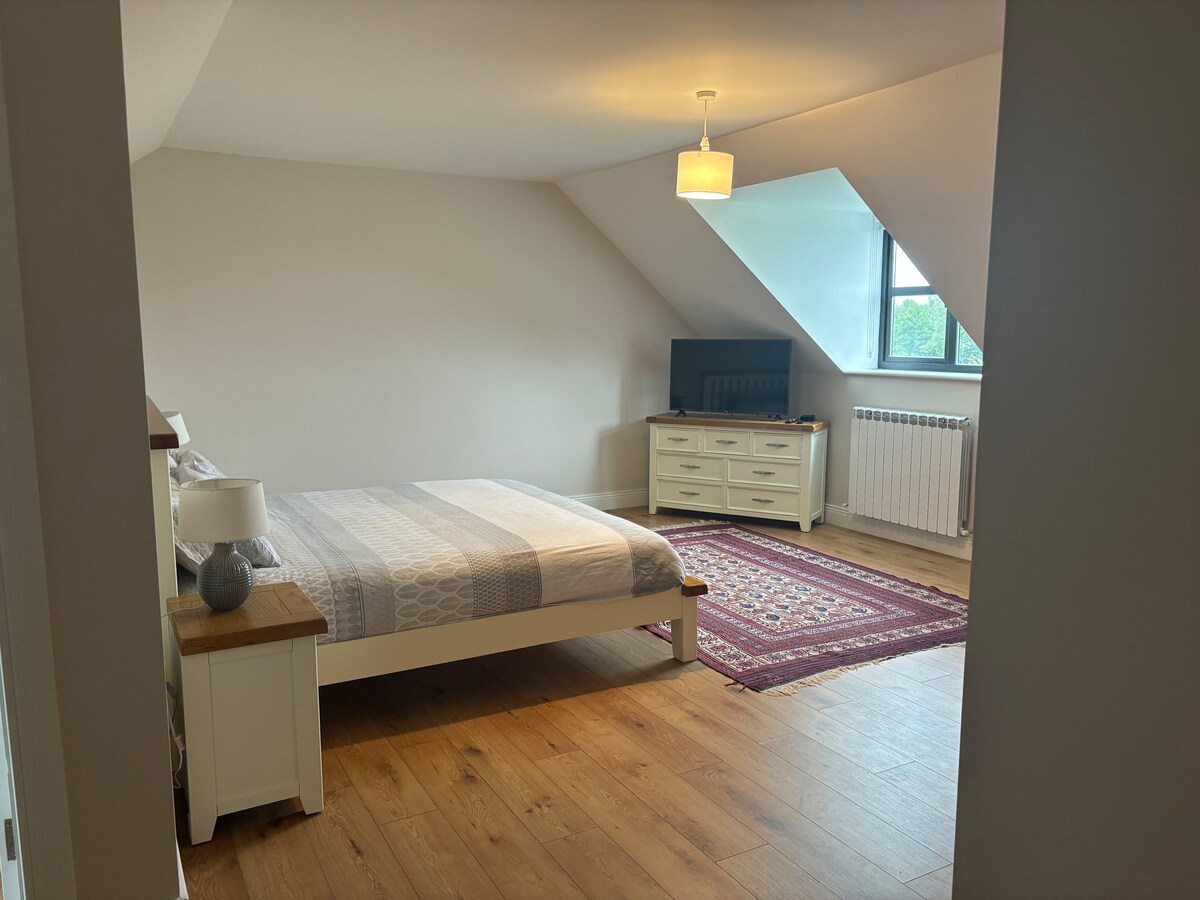 Deze grote hoofdslaapkamer op de eerste verdieping is uitgerust met een super kingsize bed, een grote inloopkast en een televisie. 