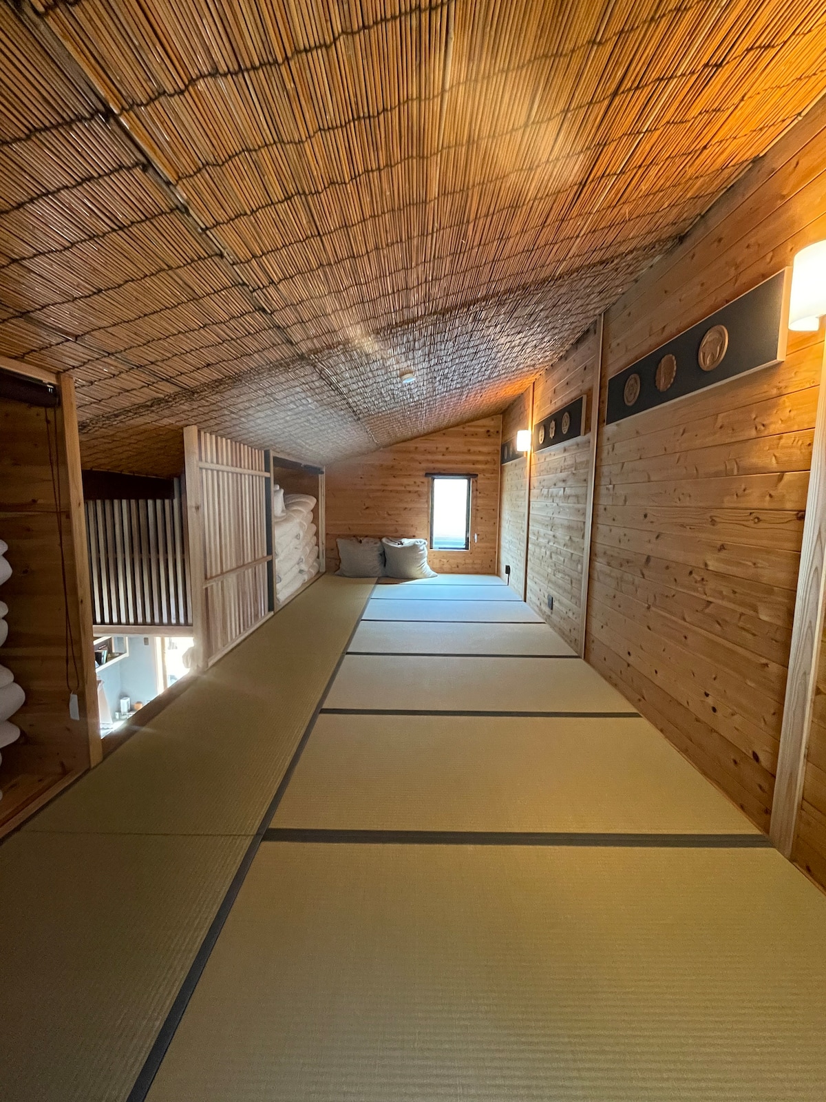 We provide sheets, hanging covers, and pillowcases for the number of guests, so please use them yourself with futons, comforters, and pillows.

After use, please remove it and leave it on the tatami mat.