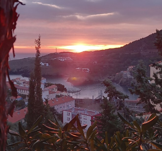 Propriété Airbnb réussie: 2-bedroom apartment 150 m from the beach with private parking à Cerbère