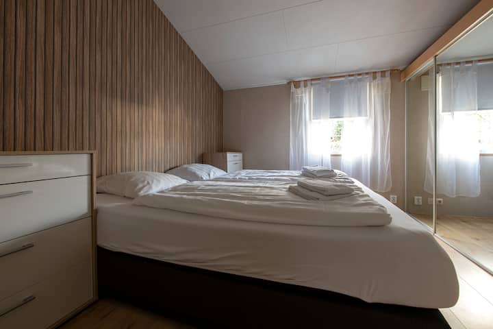 ¡Disfruta de la máxima comodidad en esta lujosa cama de somier, perfecta para una buena noche de sueño!