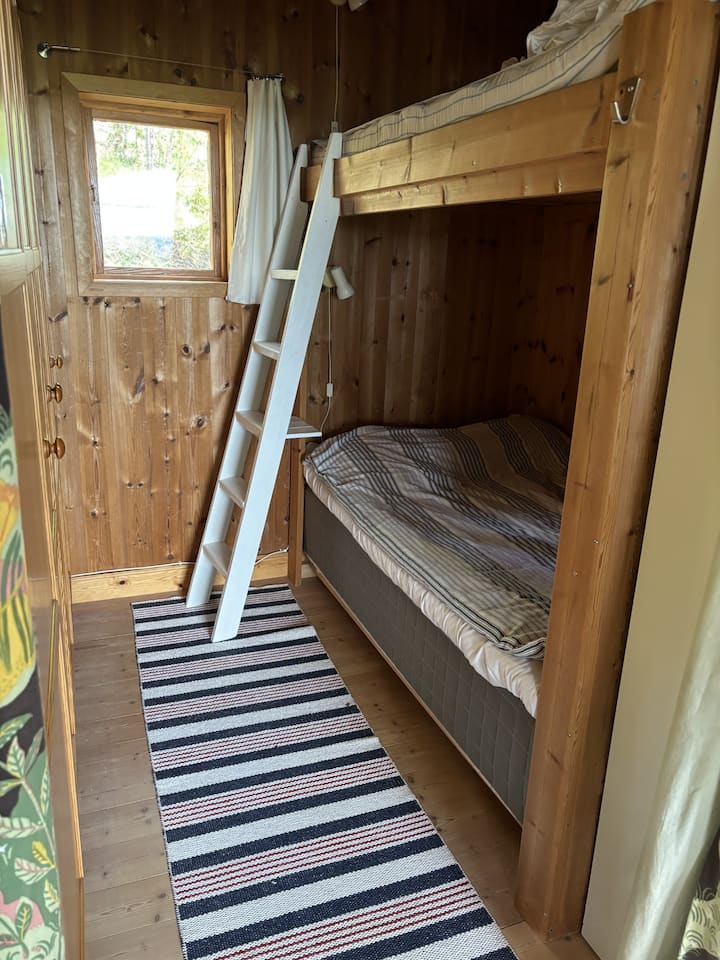 Საძინებელი ჩაშენებული ორსართულიანი საწოლით, ორივე საწოლზე 120 სმ სიგანით. Განმარტოებული დრეკებით.