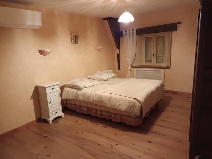 Chambre 3 :  1 grand lit et possibilité d ajout d'un lit pliant ou bébé.