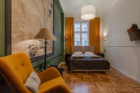 Original Chic 6 Bedroom Apartment, 6 Baths+Balcony