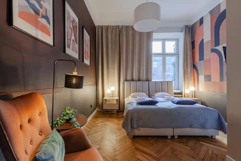 Original Chic 6 Bedroom Apartment, 6 Baths+Balcony