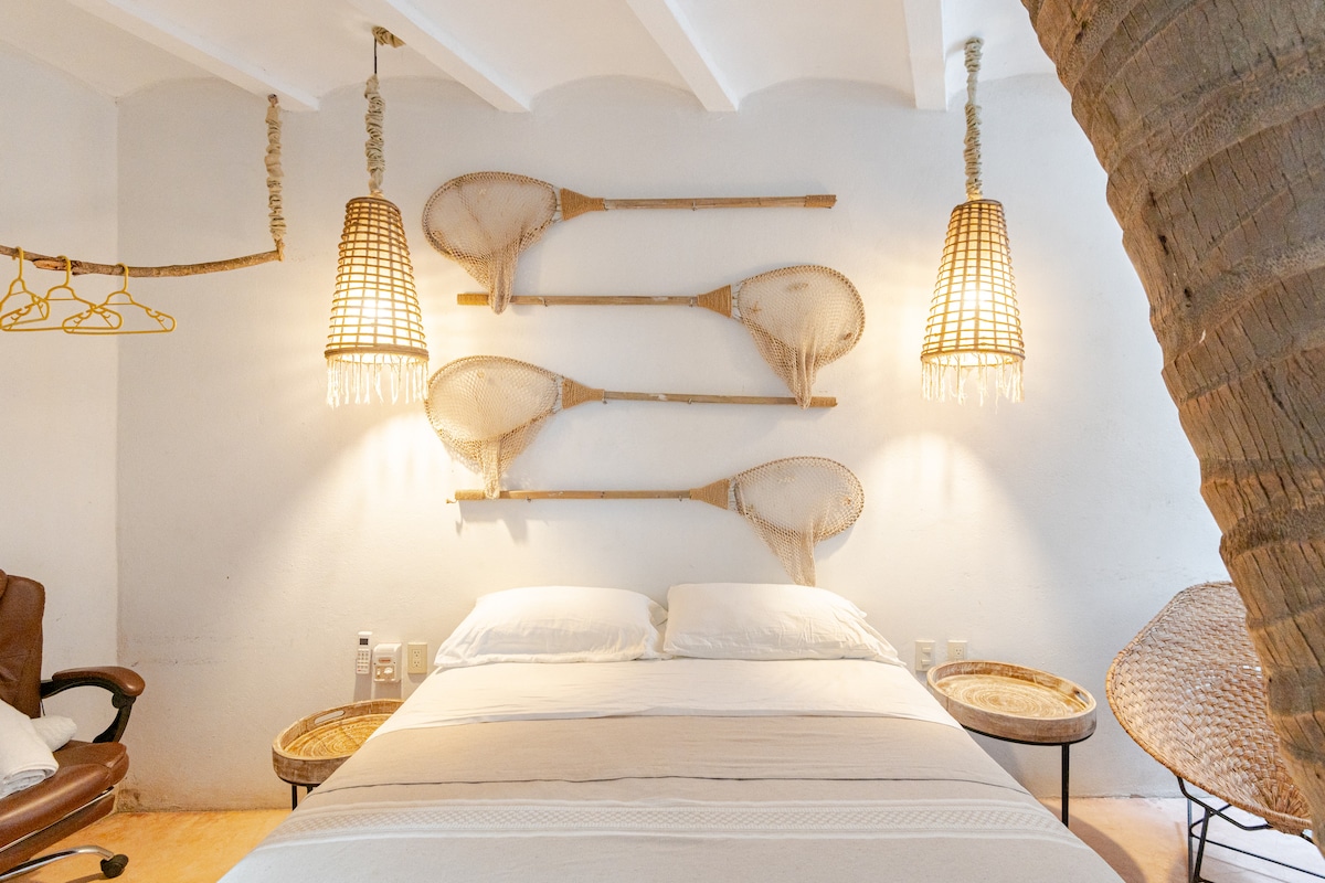 The master bedroom exudes romance and calm, as if a gentle sea breeze had settled within its walls. The sand and ivory tones envelop the space in a golden light, reminiscent of the warmth of the sun at sunset on the beach. 