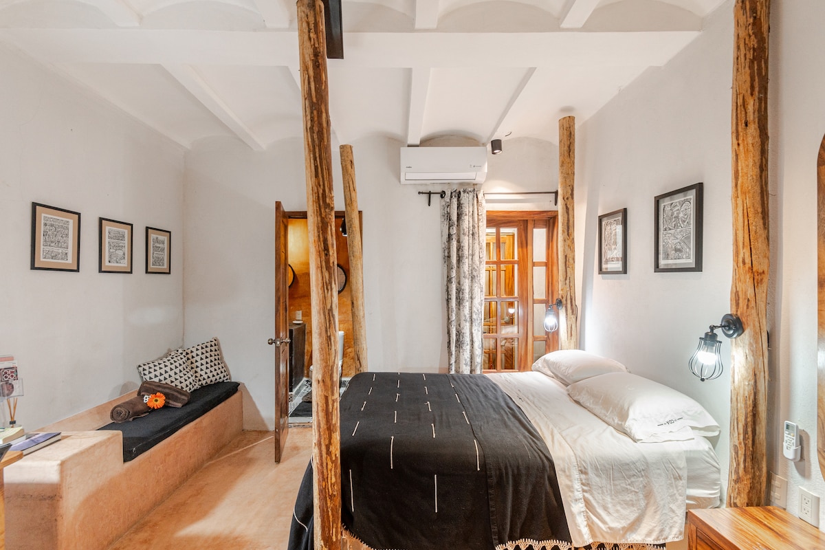 One of the great attractions of this bedroom is its modern, elegant and stylish decor, carefully designed to create a relaxing and visually appealing atmosphere. The quality of the sheets: 390 thread count cotton and the mattress is unbeatable
