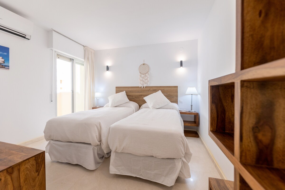 غرفة نوم رئيسية مع إمكانية الوصول المباشر إلى الشرفة. مراتب عالية الجودة وأرضية رخامية وأثاث خشبي أنيق للنوم الهادئ والجيد أو الاسترخاء أثناء الاستماع إلى الأمواج