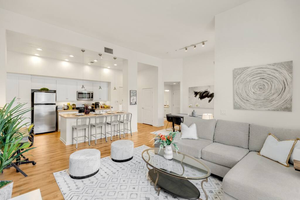 Airbnb Elegant Entire Top Floor in Irvine/ Deck/Pool/Gym