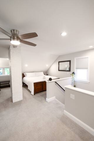 Spacious Park Ave Retreat w/ Hot Tub gallery image 4