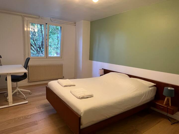 Habitación 5
Cama doble 140 x 200 y escritorio