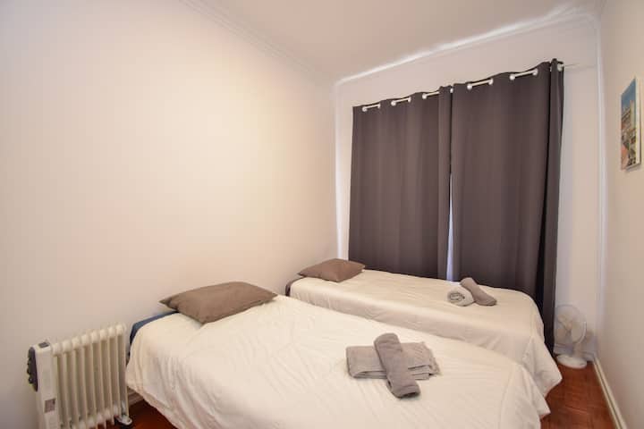 Kama ilivyo kwa vitanda viwili vya mtu mmoja, matandiko, mito ya kulala na kabati la nguo.