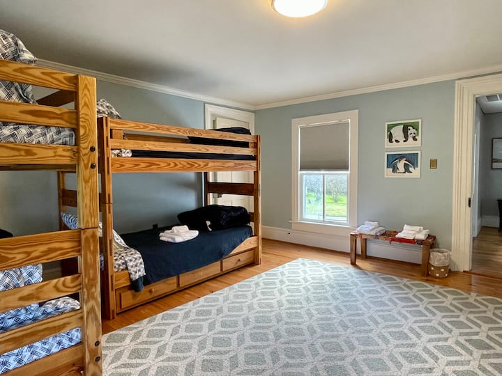 Dhoma e gjumit 2, dhoma e fëmijës, dy grupe krevatësh marinarë, plus një dyshek shtesë në një trung.