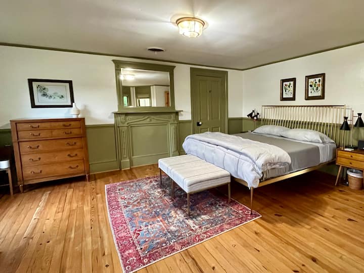 Dhoma e gjumit 1, me krevat dopio "king".