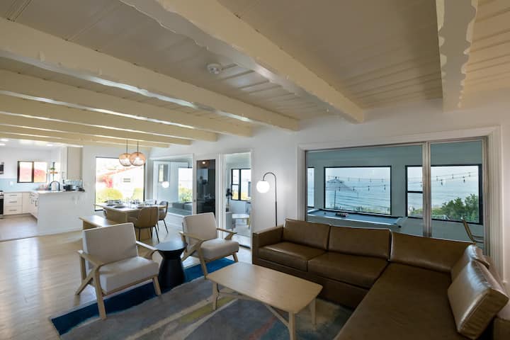 ห้องนั่งเล่นโอเชียนวิวบีชเฮ้าส์พร้อมโซฟาและเก้าอี้ 2 ตัว 