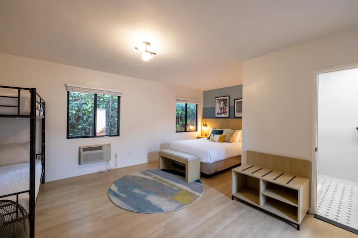 Ოუშენვიუ-ბიჩის სახლი ორი საძინებლით ერთი საწოლით და ორსართულიანი საწოლების ერთი კომპლექტით