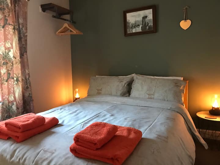 Dhomë gjumi dopio me pamje nga oborri dhe çatitë