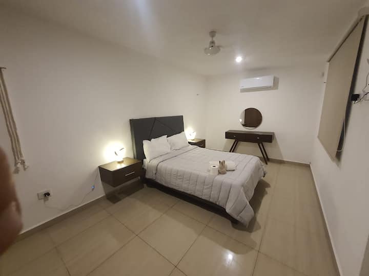 Ორადგილიანი საწოლი, კლიმატი, ჭერის ვენტილატორი, შავი ჟალუზები, მიმაგრებული აივანი სკამებით, ბუები და შუქდიოდური ნათურები, ამაოება და სარკე, მიმაგრებული სააბაზანო, კოღოს ბადეები