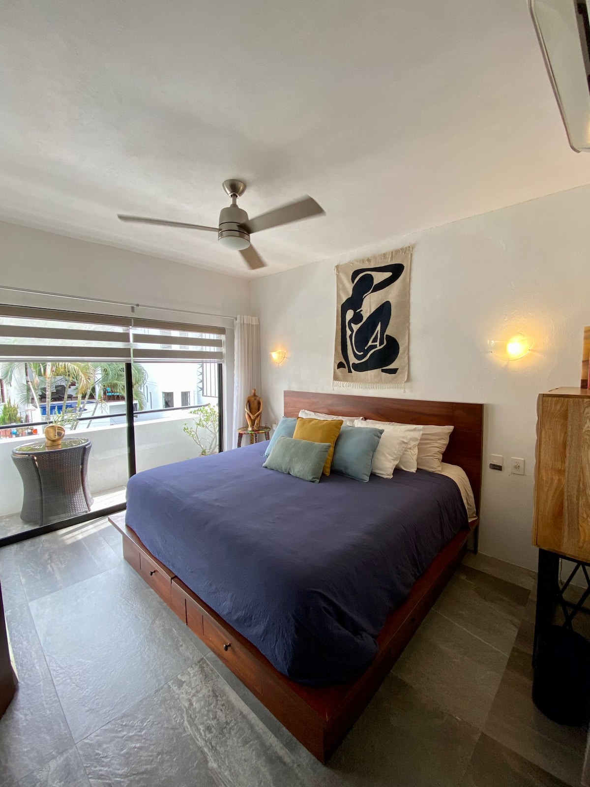 Prostrana spavaća soba s raznovrsnim jastucima, rasvjetom, prostorom za odlaganje i velikim ogledalom pune duljine s kliznim staklenim vratima koja vode do unutarnje ulične terase. Sjenila za zamračivanje prostorija i lijepe svjetlosne sjenila za privatnost.