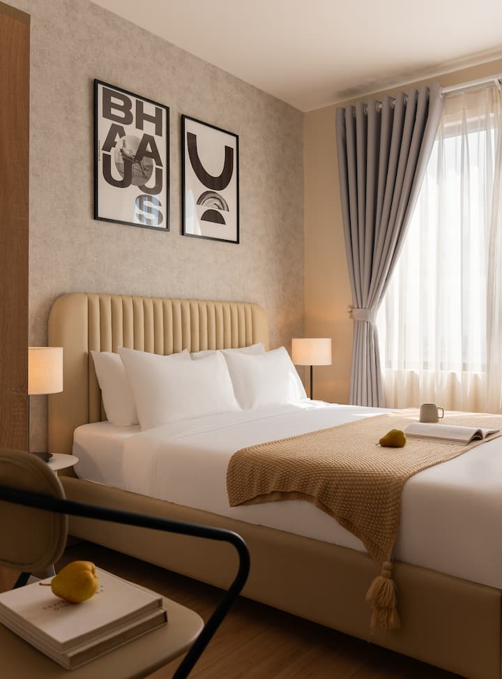 Dhomë gjumi komode me dyshek me shkumë memorie, jastëkë të rehatshëm prej pelushi, shtroja cilësore hoteli dhe gardërobë me pamje nga qyteti
