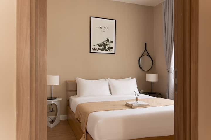 Dhomë gjumi komode me dyshek me shkumë memorie, jastëkë të rehatshëm prej pelushi, shtroja cilësore hoteli dhe gardërobë me pamje nga qyteti
