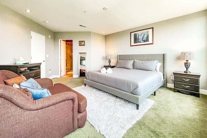 Clean lines and calming tones: this bedroom is your personal retreat for rest and renewal.