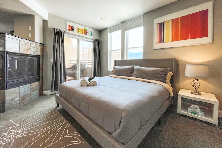 Warmth and personality: this bedroom blends cozy textures with bold artistic flair.