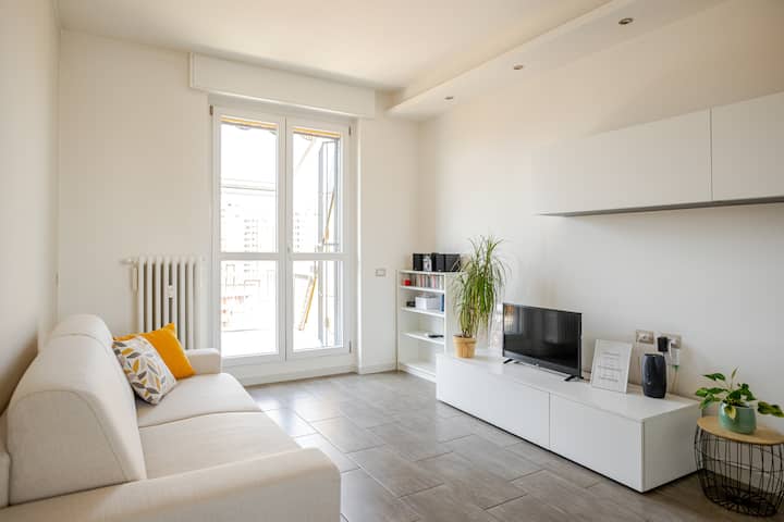 Dhomë ndenjjeje e bollshme dhe e ndritshme me hapësirë të bollshme me qasje në tarracë dhe pamje të qytetit. 
Divan krevat dopio i rehatshëm nga i cili mund të shikosh televizor ose të dëgjosh muzikë të mirë nga stereo. Cd e disponueshme për vizitorët tanë.
