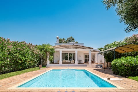 Vainilla -Villa with pool in private resort