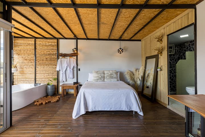 Naša pohodlná a útulná izba s úchvatným otvoreným výhľadom. 