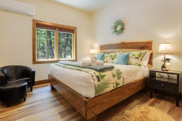 Dari kubwa, chumba chenye hewa safi chenye mwonekano wa ua wa mbele. Iko kwenye ghorofa ya 1 karibu na chumba cha michezo. Ufikiaji wa EZ wa bafu kamili na kutoka kwenda nje.