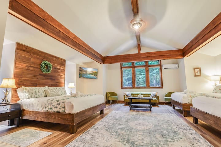 Chumba cha kulala cha ghorofa ya 2 cha kifahari chenye bafu kuu la jack & jill na sehemu nyingi za kabati. Sehemu ya kukaa na televisheni zinakamilisha starehe ya wageni wetu. Vitanda mahususi vilivyotengenezwa kwa mikono vyenye magodoro ya kifahari katika vyumba vyote vya kulala.