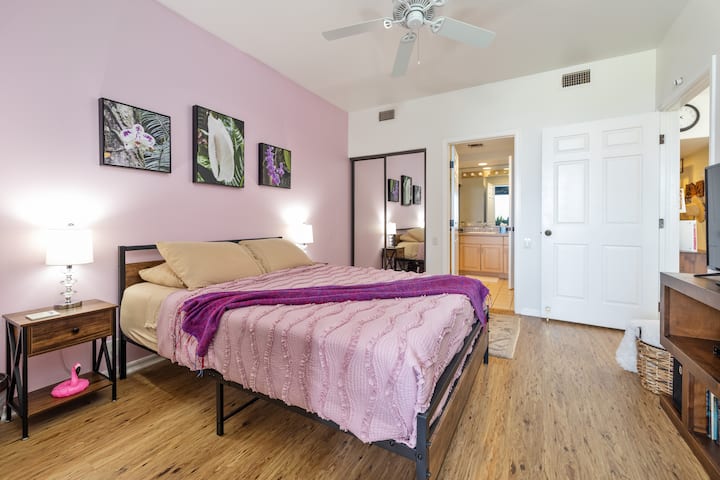 Spavaća soba za goste s bračnim krevetom (širine 150-179 cm).
