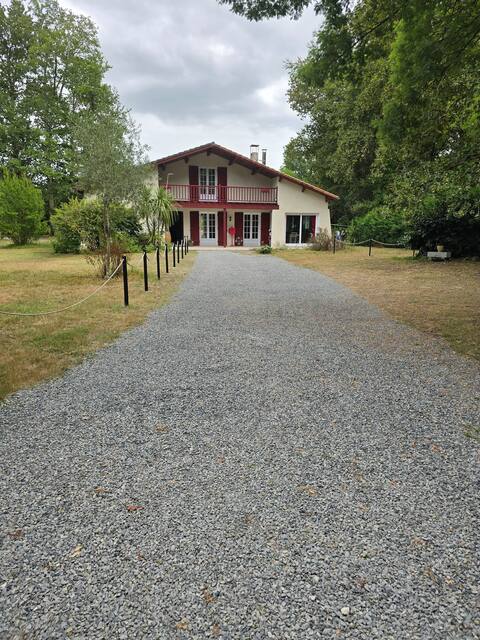 Quiet house with pool
