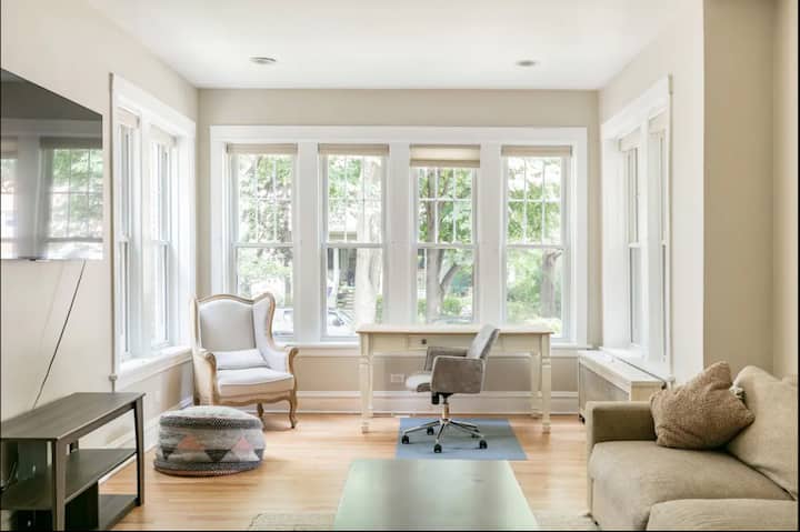 Spacious Evanston Duplex - Free Parking - Evanston, IL